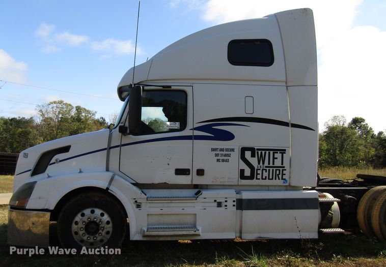 image for item DG6509 2005 Volvo VN semi truck