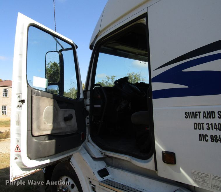 image for item DG6509 2005 Volvo VN semi truck