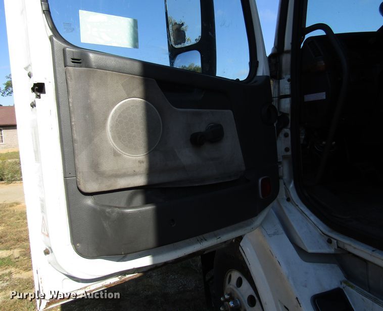 image for item DG6509 2005 Volvo VN semi truck