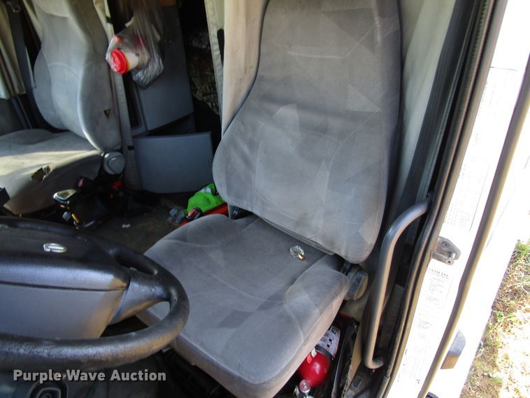 image for item DG6509 2005 Volvo VN semi truck