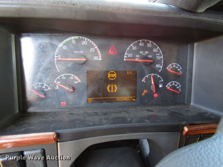 image for item DG6509 2005 Volvo VN semi truck