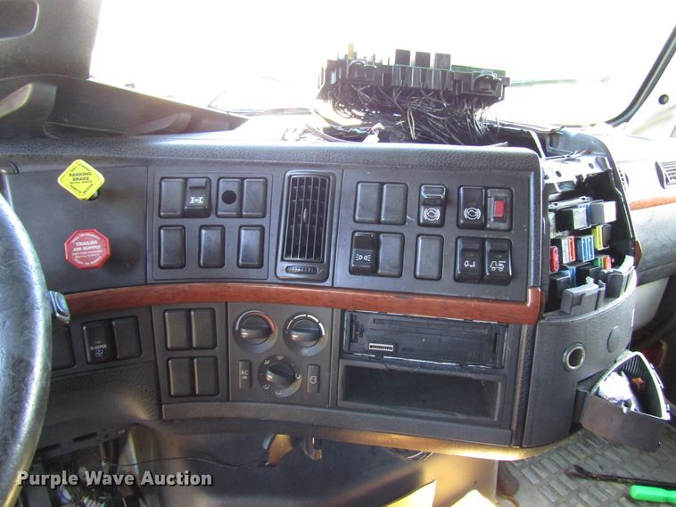 image for item DG6509 2005 Volvo VN semi truck