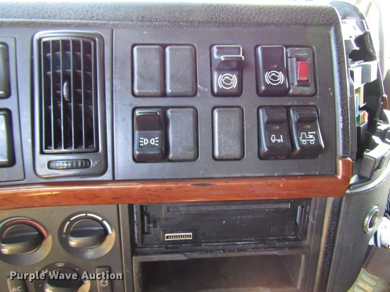 image for item DG6509 2005 Volvo VN semi truck