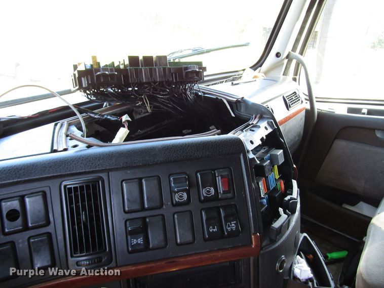 image for item DG6509 2005 Volvo VN semi truck