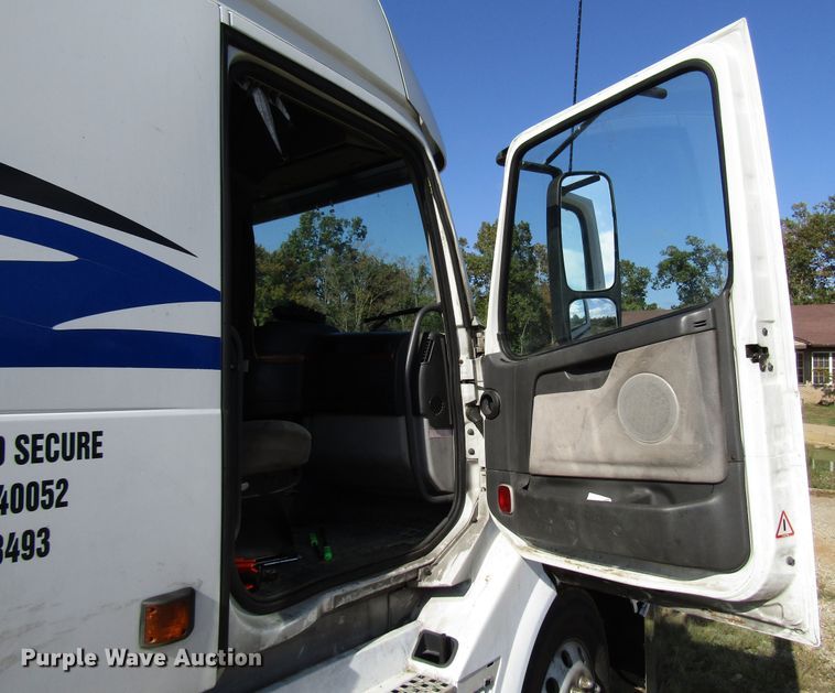 image for item DG6509 2005 Volvo VN semi truck