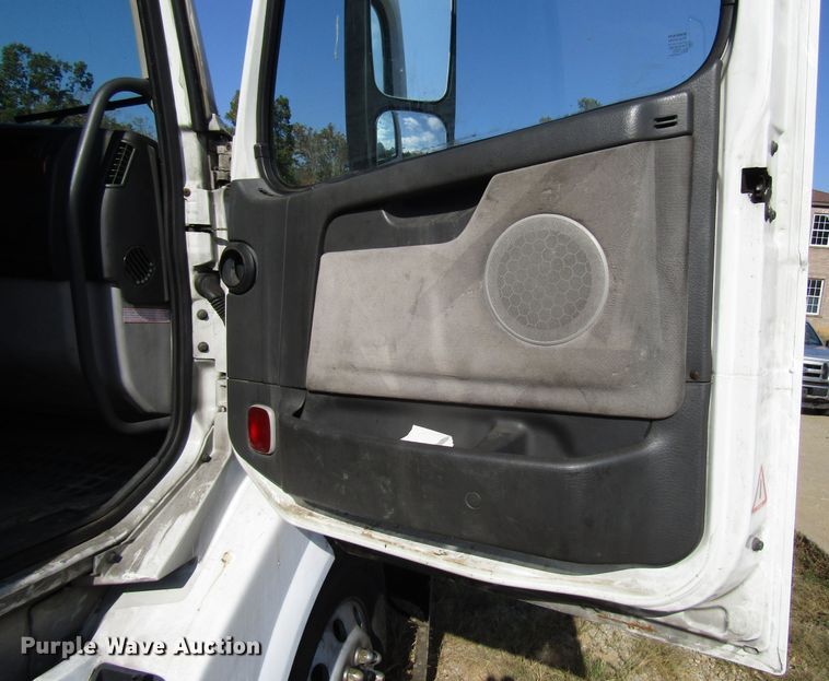 image for item DG6509 2005 Volvo VN semi truck