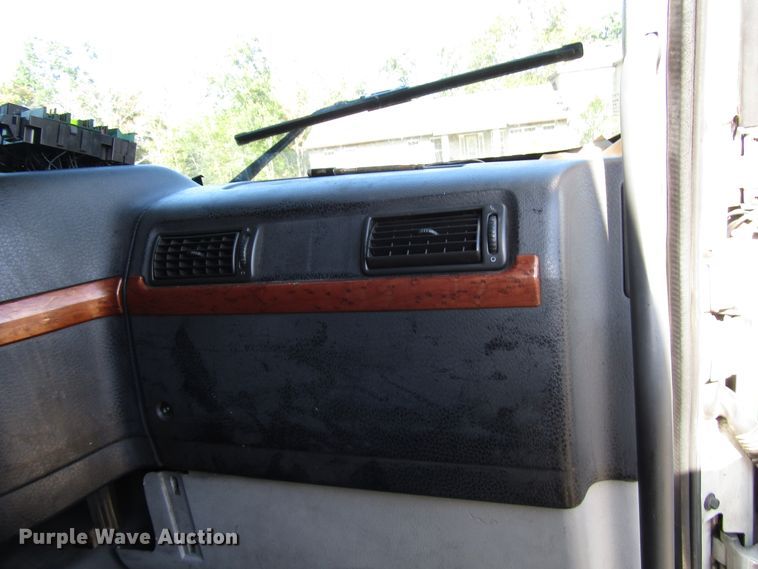 image for item DG6509 2005 Volvo VN semi truck