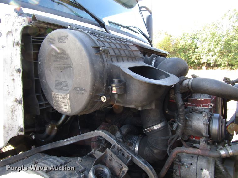 image for item DG6509 2005 Volvo VN semi truck