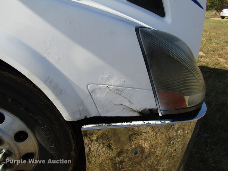 image for item DG6509 2005 Volvo VN semi truck