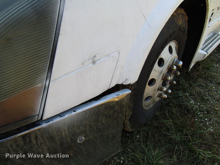 image for item DG6509 2005 Volvo VN semi truck