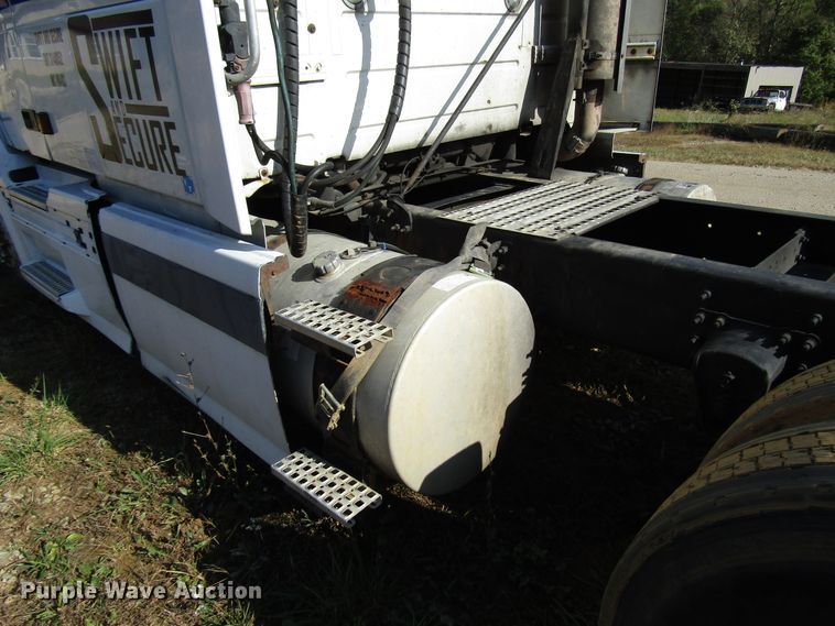 image for item DG6509 2005 Volvo VN semi truck