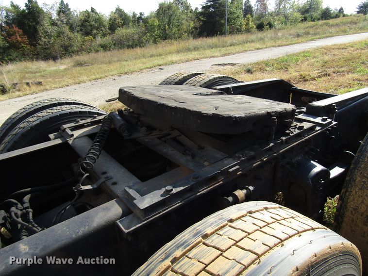 image for item DG6509 2005 Volvo VN semi truck