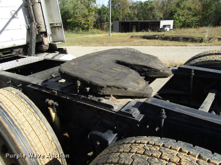 image for item DG6509 2005 Volvo VN semi truck