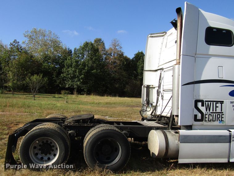 image for item DG6509 2005 Volvo VN semi truck