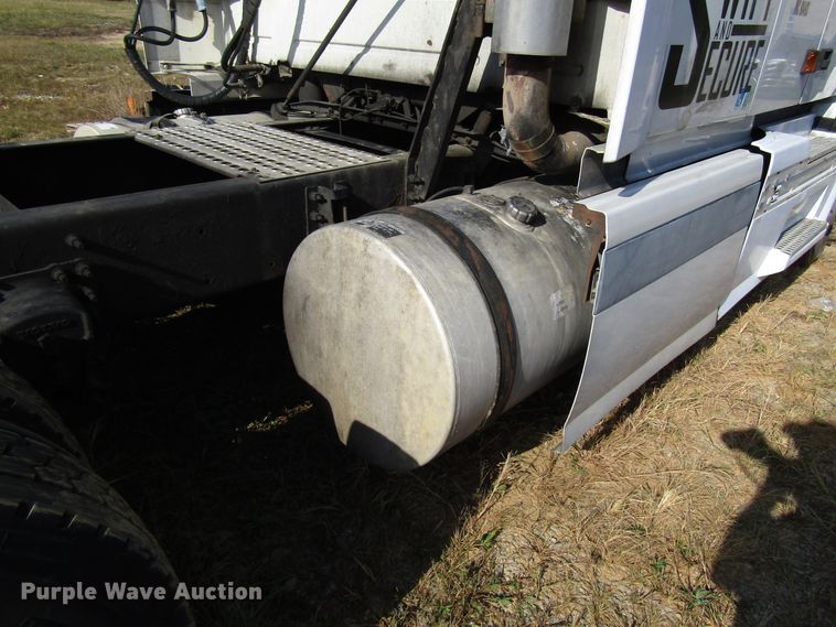 image for item DG6509 2005 Volvo VN semi truck