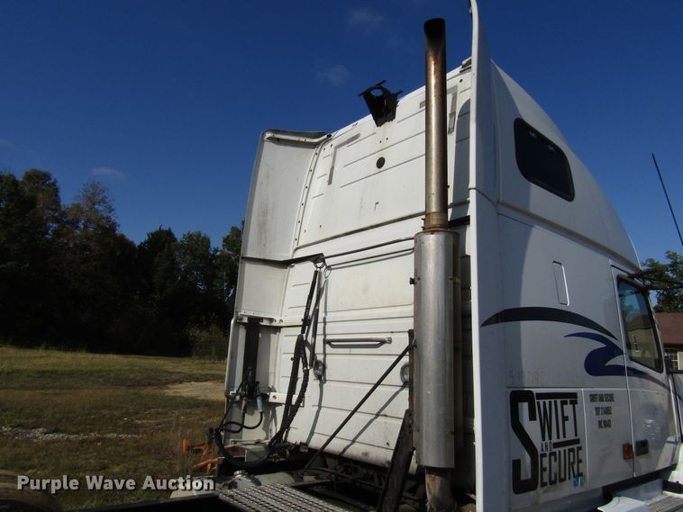 image for item DG6509 2005 Volvo VN semi truck