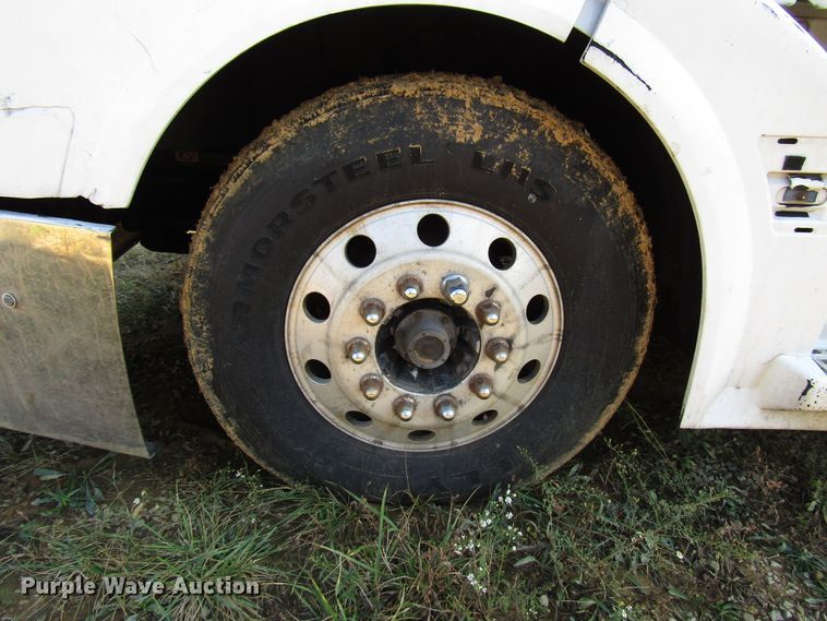 image for item DG6509 2005 Volvo VN semi truck