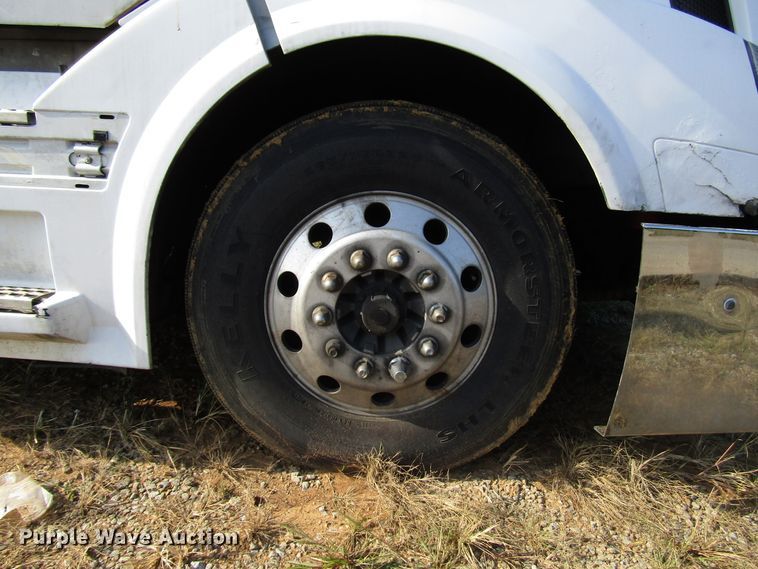 image for item DG6509 2005 Volvo VN semi truck