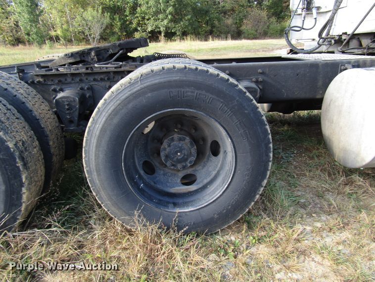 image for item DG6509 2005 Volvo VN semi truck