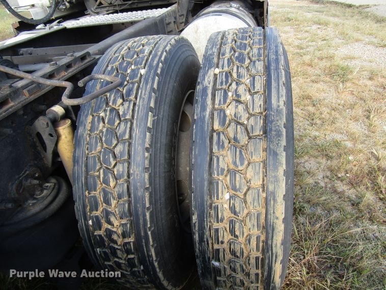 image for item DG6509 2005 Volvo VN semi truck