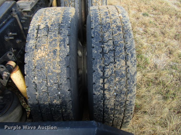 image for item DG6509 2005 Volvo VN semi truck