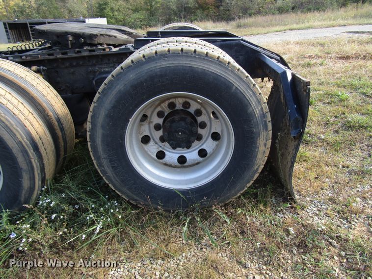 image for item DG6509 2005 Volvo VN semi truck