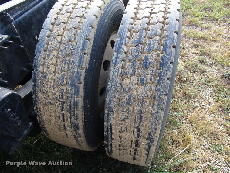 image for item DG6509 2005 Volvo VN semi truck