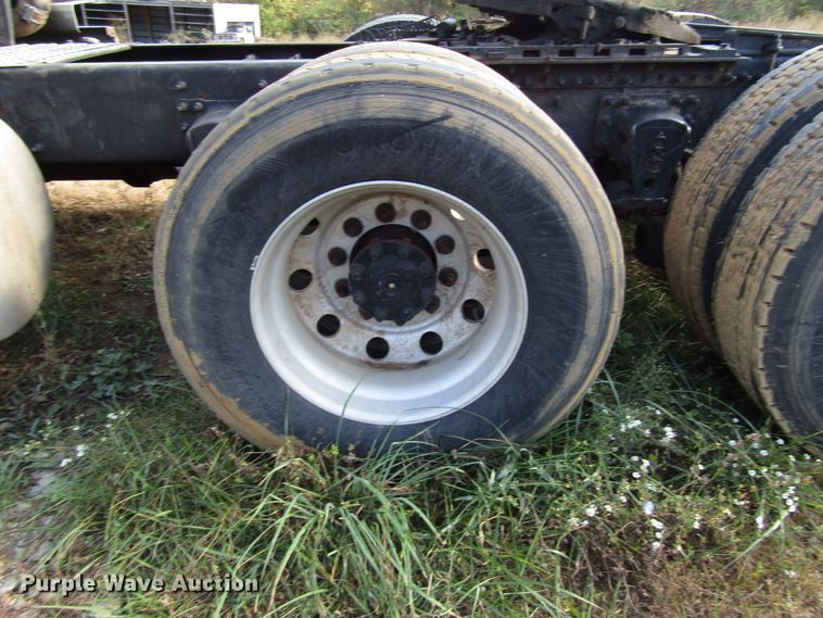 image for item DG6509 2005 Volvo VN semi truck