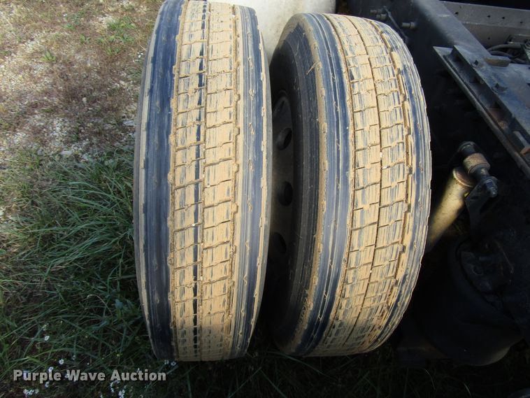 image for item DG6509 2005 Volvo VN semi truck