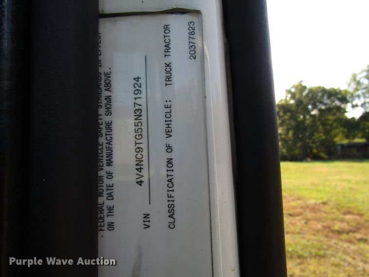 image for item DG6509 2005 Volvo VN semi truck