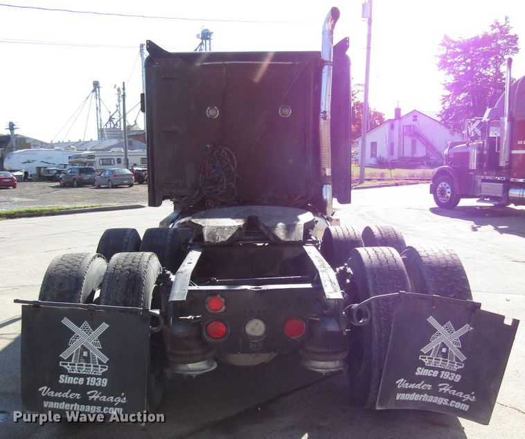 image for item DG6644 1992 Freightliner FLD120 semi truck