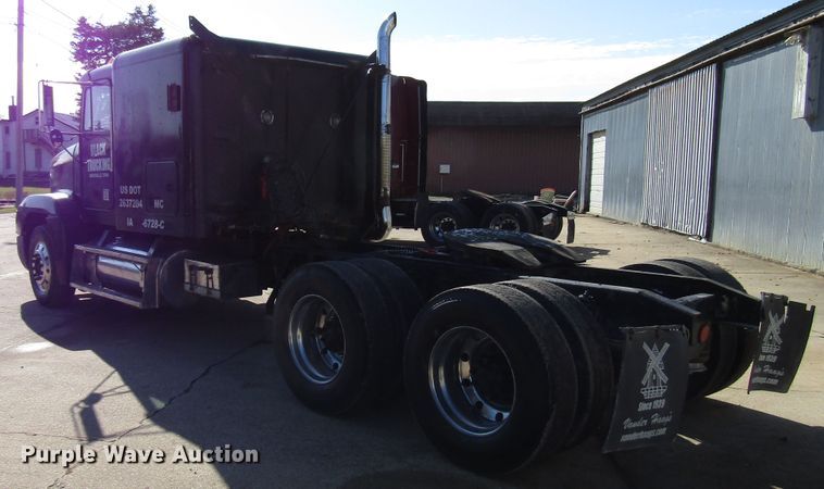 image for item DG6644 1992 Freightliner FLD120 semi truck