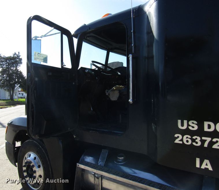 image for item DG6644 1992 Freightliner FLD120 semi truck