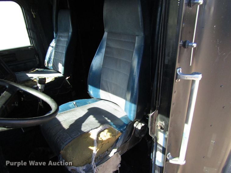 image for item DG6644 1992 Freightliner FLD120 semi truck