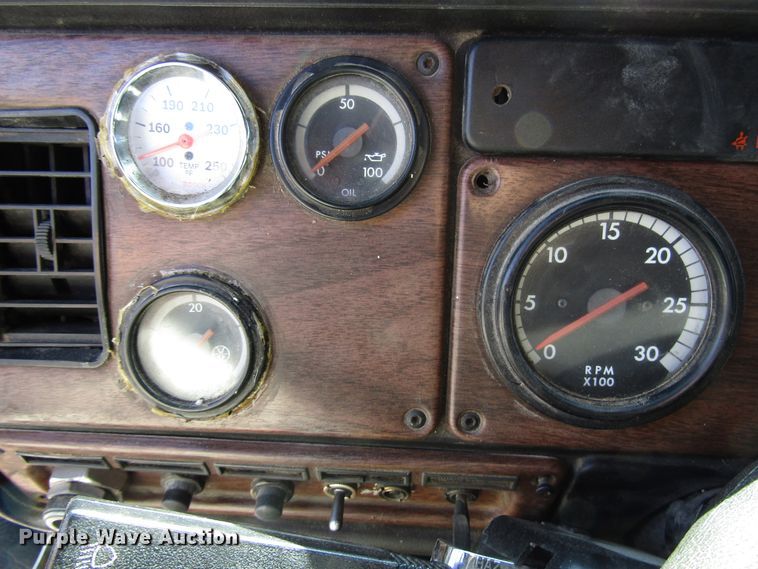 image for item DG6644 1992 Freightliner FLD120 semi truck