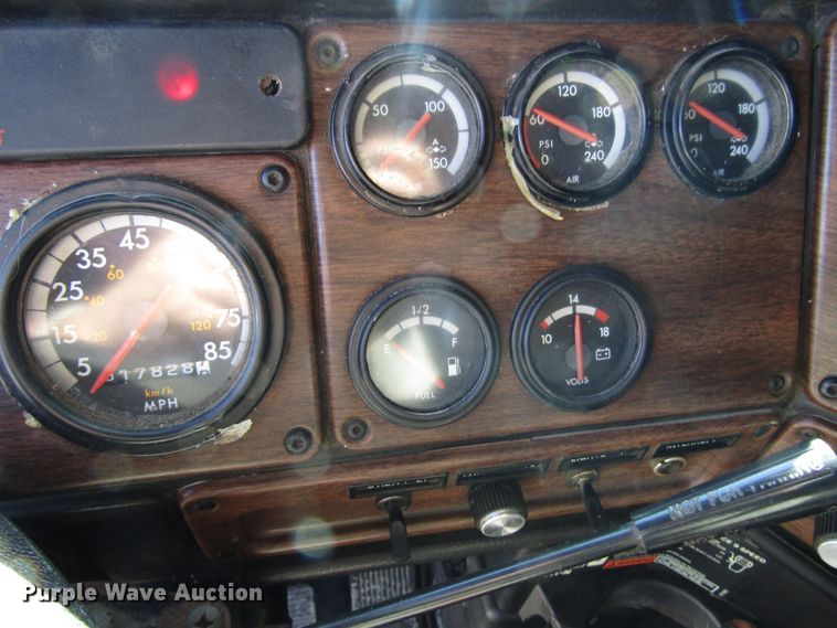 image for item DG6644 1992 Freightliner FLD120 semi truck