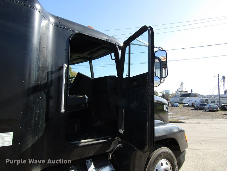 image for item DG6644 1992 Freightliner FLD120 semi truck