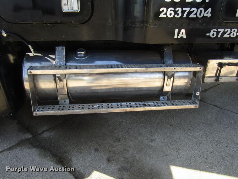 image for item DG6644 1992 Freightliner FLD120 semi truck