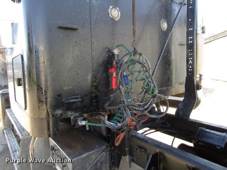 image for item DG6644 1992 Freightliner FLD120 semi truck