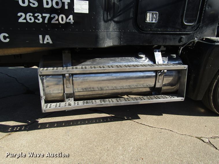 image for item DG6644 1992 Freightliner FLD120 semi truck