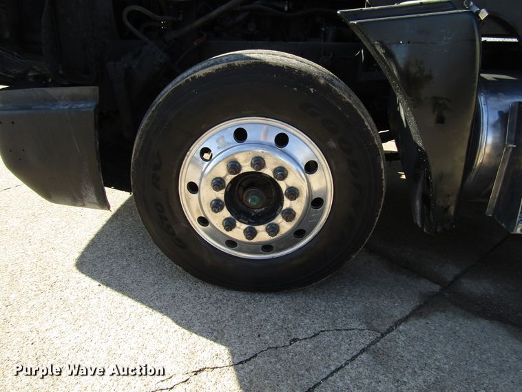 image for item DG6644 1992 Freightliner FLD120 semi truck