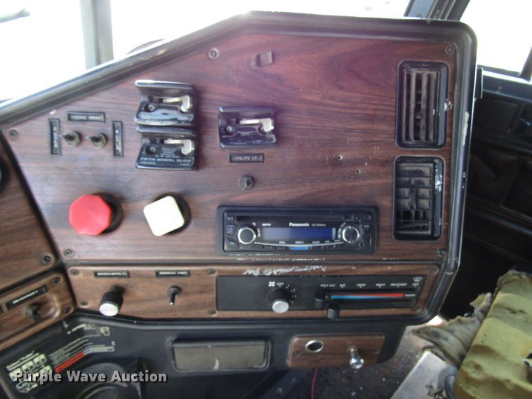 image for item DG6645 1994 Freightliner FLD120 semi truck