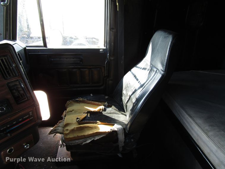 image for item DG6645 1994 Freightliner FLD120 semi truck