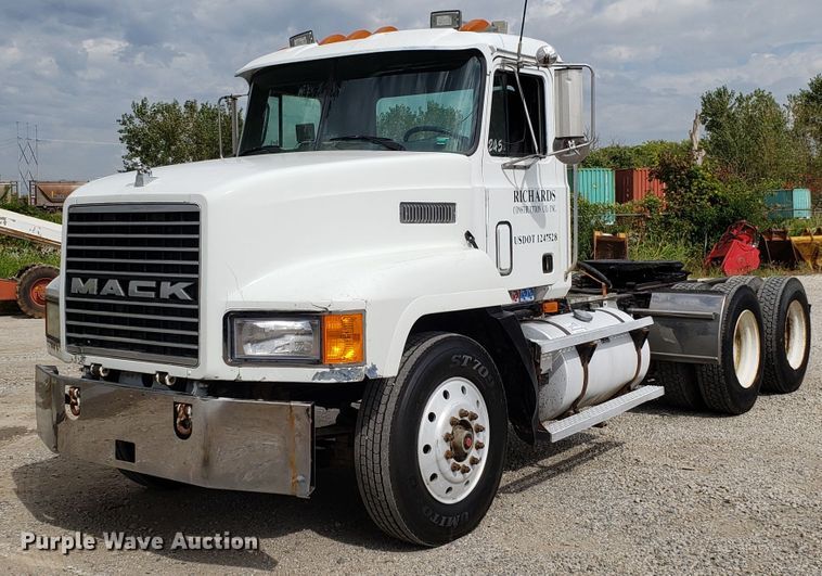 image for item DG7685 1994 Mack CH613 semi truck