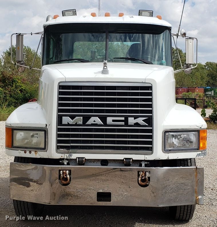 image for item DG7685 1994 Mack CH613 semi truck