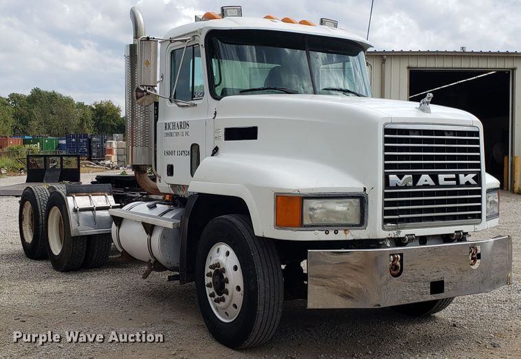 image for item DG7685 1994 Mack CH613 semi truck
