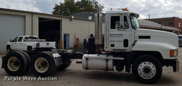 image for item DG7685 1994 Mack CH613 semi truck