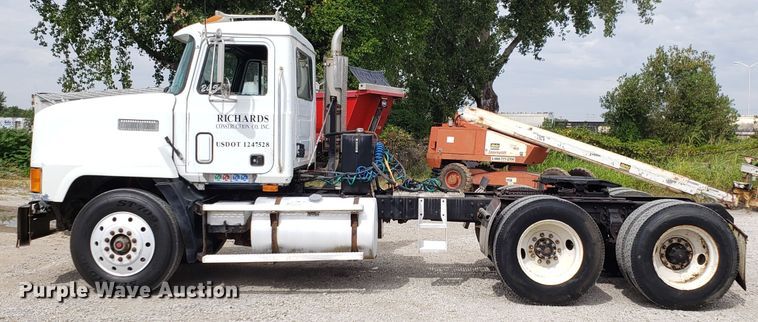 image for item DG7685 1994 Mack CH613 semi truck