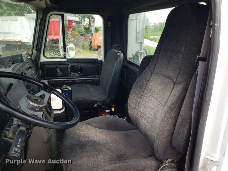 image for item DG7685 1994 Mack CH613 semi truck