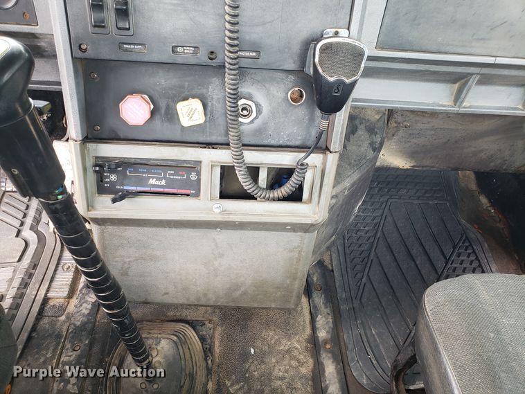 image for item DG7685 1994 Mack CH613 semi truck